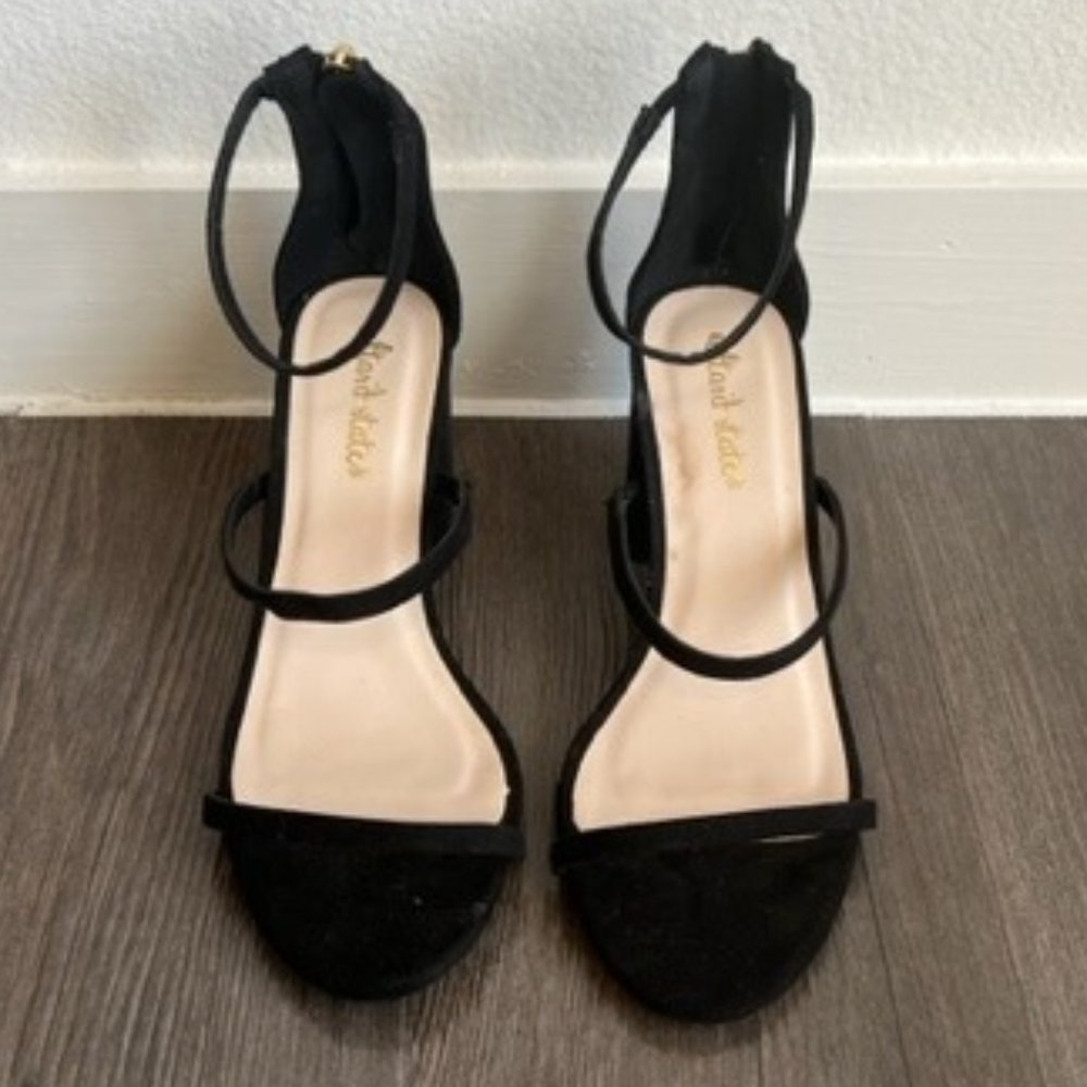 Sz 6: Black Suede Heel- Altar'd State